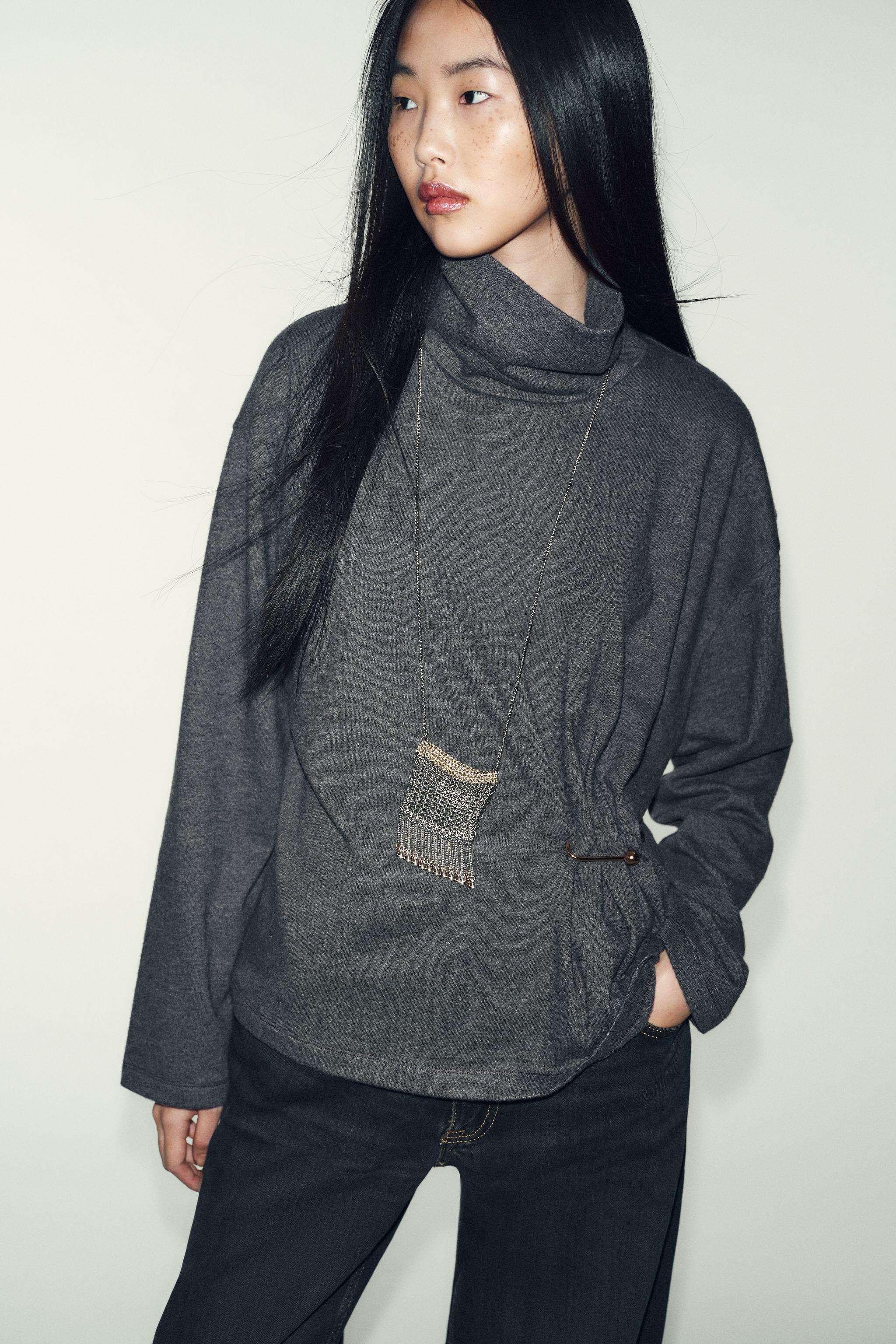 TOP DOUX AVEC DÉCOR MÉTALLIQUE